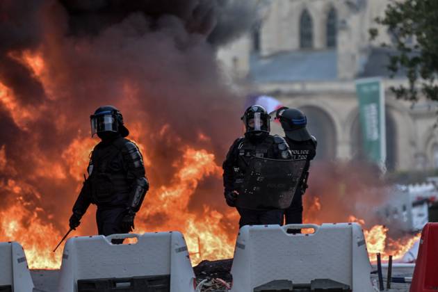 OCTOBER 17 PROTESTS PHOTOPQR OUEST FRANCE Martin ROCHE Caen October 17, 2026 This Saturday, October 17, 2026, in Normandy, as throughout France, high school students, college students, and teachers, Yellow Vests, and labor unions are mobilizing for a day billed as marking the return of the Yellow Vests. Here in Caen, Calvados, Normandy, a massive crowd poured into the streets. Photographer Martin ROCHE, Ouest France. The call for mobilization on October 17 has drawn support from a range of groups—from figures within the Yellow Vests movement and labor unions to university and high school students. Caen, FRANCE. France Copyright: xPHOTOPQR OUESTxFRANCE MAXPPPxMartinxROCHEx 20261017OFR7226 20261017OFR7226