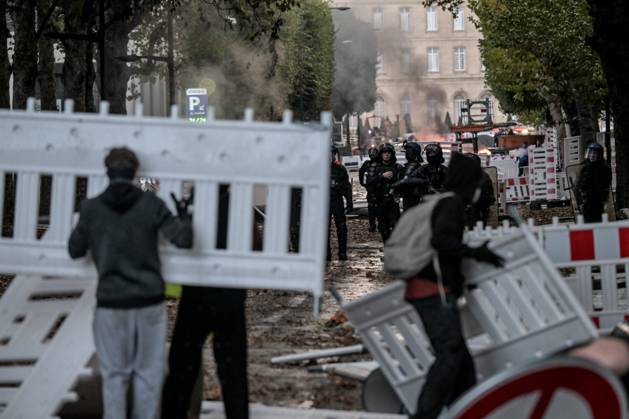 OCTOBER 17 PROTESTS PHOTOPQR OUEST FRANCE Martin ROCHE Caen October 17, 2026 This Saturday, October 17, 2026, in Normandy, as throughout France, high school students, college students, and teachers, Yellow Vests, and labor unions are mobilizing for a day billed as marking the return of the Yellow Vests. Here in Caen, Calvados, Normandy, a massive crowd poured into the streets. Photographer Martin ROCHE, Ouest France. The call for mobilization on October 17 has drawn support from a range of groups—from figures within the Yellow Vests movement and labor unions to university and high school students. Caen, FRANCE. France Copyright: xPHOTOPQR OUESTxFRANCE MAXPPPxMartinxROCHEx 20261017OFR7228 20261017OFR7228
