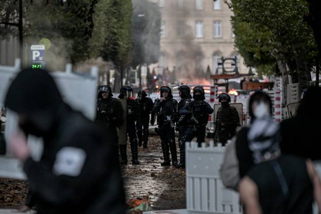 OCTOBER 17 PROTESTS PHOTOPQR OUEST FRANCE Martin ROCHE Caen October 17, 2026 This Saturday, October 17, 2026, in Normandy, as throughout France, high school students, college students, and teachers, Yellow Vests, and labor unions are mobilizing for a day billed as marking the return of the Yellow Vests. Here in Caen, Calvados, Normandy, a massive crowd poured into the streets. Photographer Martin ROCHE, Ouest France. The call for mobilization on October 17 has drawn support from a range of groups—from figures within the Yellow Vests movement and labor unions to university and high school students. Caen, FRANCE. France Copyright: xPHOTOPQR OUESTxFRANCE MAXPPPxMartinxROCHEx 20261017OFR7229 20261017OFR7229