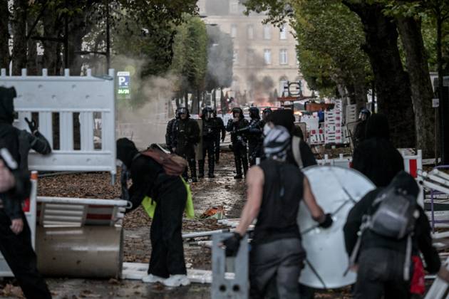 OCTOBER 17 PROTESTS PHOTOPQR OUEST FRANCE Martin ROCHE Caen October 17, 2026 This Saturday, October 17, 2026, in Normandy, as throughout France, high school students, college students, and teachers, Yellow Vests, and labor unions are mobilizing for a day billed as marking the return of the Yellow Vests. Here in Caen, Calvados, Normandy, a massive crowd poured into the streets. Photographer Martin ROCHE, Ouest France. The call for mobilization on October 17 has drawn support from a range of groups—from figures within the Yellow Vests movement and labor unions to university and high school students. Caen, FRANCE. France Copyright: xPHOTOPQR OUESTxFRANCE MAXPPPxMartinxROCHEx 20261017OFR7230 20261017OFR7230