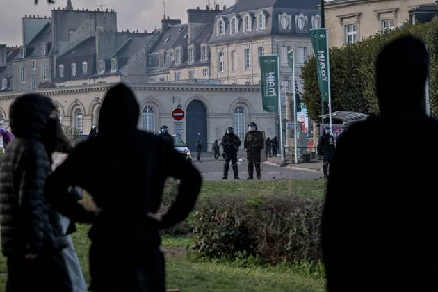 OCTOBER 17 PROTESTS PHOTOPQR OUEST FRANCE Martin ROCHE Caen October 17, 2026 This Saturday, October 17, 2026, in Normandy, as throughout France, high school students, college students, and teachers, Yellow Vests, and labor unions are mobilizing for a day billed as marking the return of the Yellow Vests. Here in Caen, Calvados, Normandy, a massive crowd poured into the streets. Photographer Martin ROCHE, Ouest France. The call for mobilization on October 17 has drawn support from a range of groups—from figures within the Yellow Vests movement and labor unions to university and high school students. Caen, FRANCE. France Copyright: xPHOTOPQR OUESTxFRANCE MAXPPPxMartinxROCHEx 20261017OFR7234 20261017OFR7234