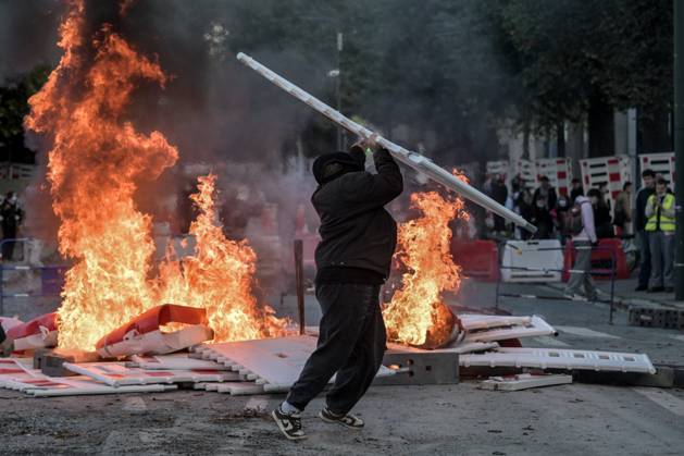 OCTOBER 17 PROTESTS PHOTOPQR OUEST FRANCE Martin ROCHE Caen October 17, 2026 This Saturday, October 17, 2026, in Normandy, as throughout France, high school students, college students, and teachers, Yellow Vests, and labor unions are mobilizing for a day billed as marking the return of the Yellow Vests. Here in Caen, Calvados, Normandy, a massive crowd poured into the streets. Photographer Martin ROCHE, Ouest France. The call for mobilization on October 17 has drawn support from a range of groups—from figures within the Yellow Vests movement and labor unions to university and high school students. Caen, FRANCE. France Copyright: xPHOTOPQR OUESTxFRANCE MAXPPPxMartinxROCHEx 20261017OFR7235 20261017OFR7235