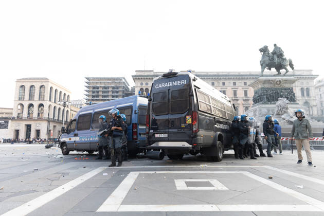 IPA89812249 - Milan, October 17, 2026: Italia in Piazza demonstration; violent clashes between police and the student movement Copyright: xFrancescoxEnriquezx xFrancescoxEnriquezx IPA89812249