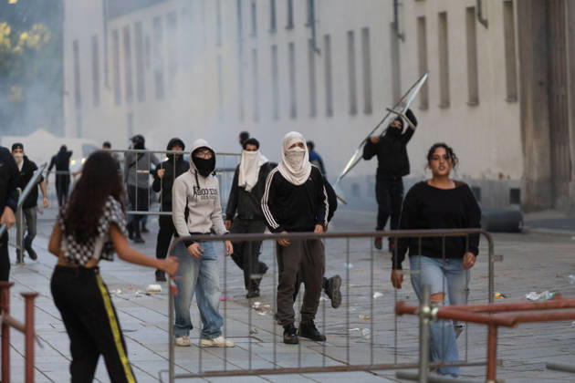 IPA89812250 - Milan, October 17, 2026: Italia in Piazza demonstration; violent clashes between police and the student movement Copyright: xFrancescoxEnriquezx xFrancescoxEnriquezx IPA89812250
