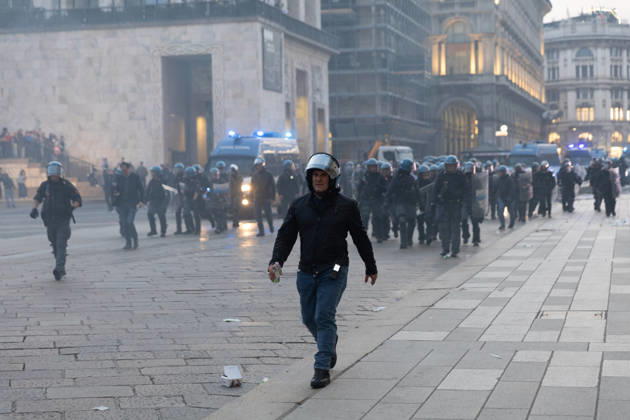 IPA89812256 - Milan, October 17, 2026: Italia in Piazza demonstration; violent clashes between police and the student movement Copyright: xFrancescoxEnriquezx xFrancescoxEnriquezx IPA89812256