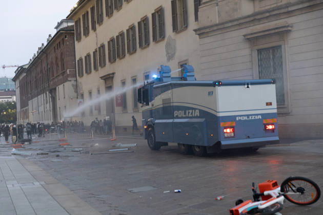 IPA89812258 - Milan, October 17, 2026: Italia in Piazza demonstration; violent clashes between police and the student movement Copyright: xFrancescoxEnriquezx xFrancescoxEnriquezx IPA89812258