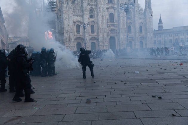 IPA89812271 - Milan, October 17, 2026: Italia in Piazza demonstration; violent clashes between police and the student movement Copyright: xFrancescoxEnriquezx xFrancescoxEnriquezx IPA89812271