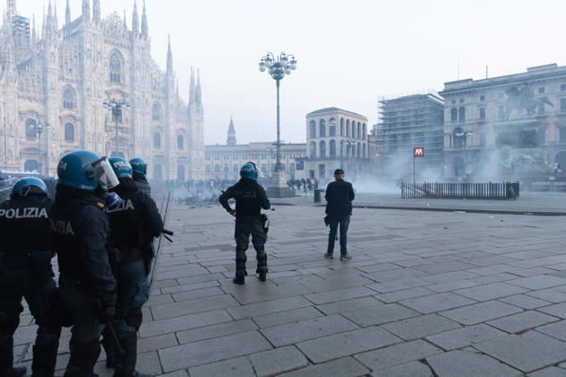 IPA89812273 - Milan, October 17, 2026: Italia in Piazza demonstration; violent clashes between police and the student movement Copyright: xFrancescoxEnriquezx xFrancescoxEnriquezx IPA89812273