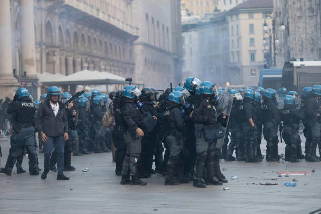 IPA89812275 - Milan, October 17, 2026: Italia in Piazza demonstration; violent clashes between police and the student movement Copyright: xFrancescoxEnriquezx xFrancescoxEnriquezx IPA89812275