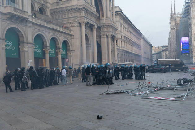 IPA89812277 - Milan, October 17, 2026: Italia in Piazza demonstration; violent clashes between police and the student movement Copyright: xFrancescoxEnriquezx xFrancescoxEnriquezx IPA89812277