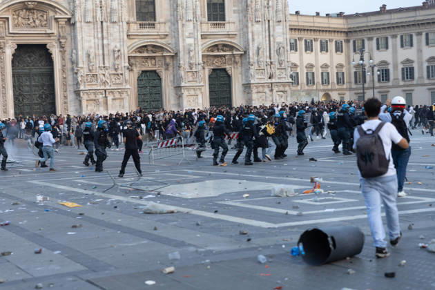 IPA89812278 - Milan, October 17, 2026: Italia in Piazza demonstration; violent clashes between police and the student movement Copyright: xFrancescoxEnriquezx xFrancescoxEnriquezx IPA89812278
