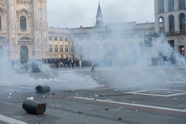 IPA89812280 - Milan, October 17, 2026: Italia in Piazza demonstration; violent clashes between police and the student movement Copyright: xFrancescoxEnriquezx xFrancescoxEnriquezx IPA89812280