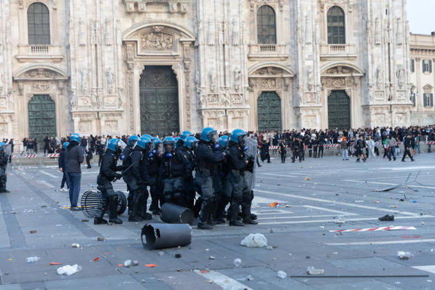 IPA89812282 - Milan, October 17, 2026: Italia in Piazza demonstration; violent clashes between police and the student movement Copyright: xFrancescoxEnriquezx xFrancescoxEnriquezx IPA89812282