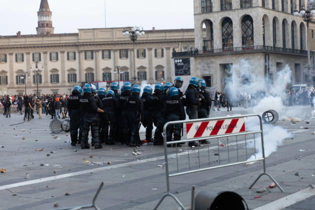 IPA89812284 - Milan, October 17, 2026: Italia in Piazza demonstration; violent clashes between police and the student movement Copyright: xFrancescoxEnriquezx xFrancescoxEnriquezx IPA89812284