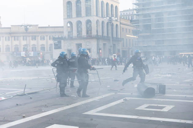 IPA89812295 - Milan, October 17, 2026: Italia in Piazza demonstration; violent clashes between police and the student movement Copyright: xFrancescoxEnriquezx xFrancescoxEnriquezx IPA89812295