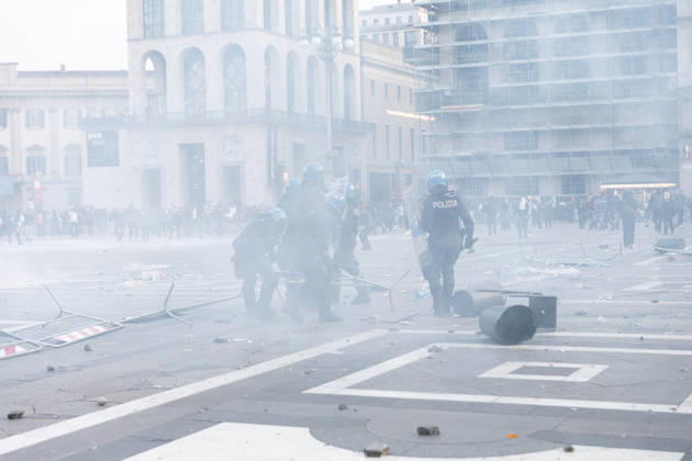 IPA89812298 - Milan, October 17, 2026: Italia in Piazza demonstration; violent clashes between police and the student movement Copyright: xFrancescoxEnriquezx xFrancescoxEnriquezx IPA89812298