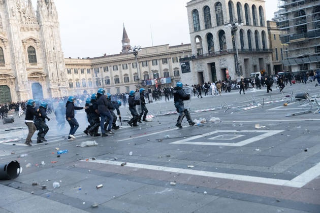 IPA89812300 - Milan, October 17, 2026: Italia in Piazza demonstration; violent clashes between police and the student movement Copyright: xFrancescoxEnriquezx xFrancescoxEnriquezx IPA89812300