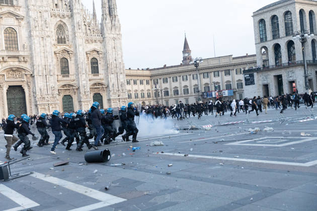 IPA89812302 - Milan, October 17, 2026: Italia in Piazza demonstration; violent clashes between police and the student movement Copyright: xFrancescoxEnriquezx xFrancescoxEnriquezx IPA89812302