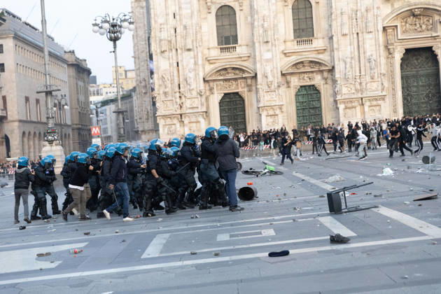 IPA89812304 - Milan, October 17, 2026: Italia in Piazza demonstration; violent clashes between police and the student movement Copyright: xFrancescoxEnriquezx xFrancescoxEnriquezx IPA89812304