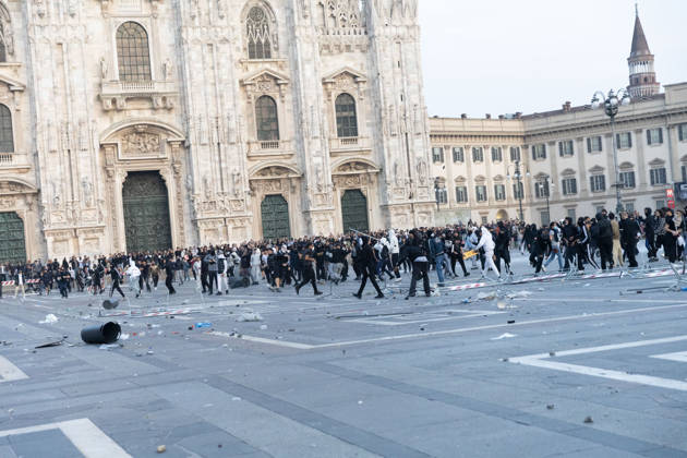IPA89812306 - Milan, October 17, 2026: Italia in Piazza demonstration; violent clashes between police and the student movement Copyright: xFrancescoxEnriquezx xFrancescoxEnriquezx IPA89812306