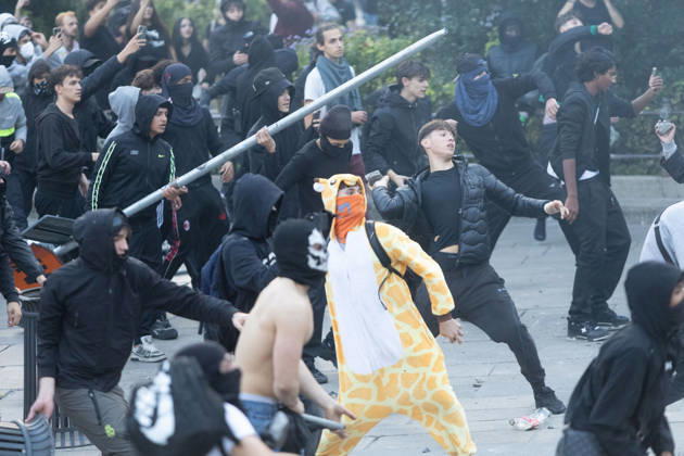 IPA89812310 - Milan, October 17, 2026: Italia in Piazza demonstration; violent clashes between police and the student movement Copyright: xFrancescoxEnriquezx xFrancescoxEnriquezx IPA89812310