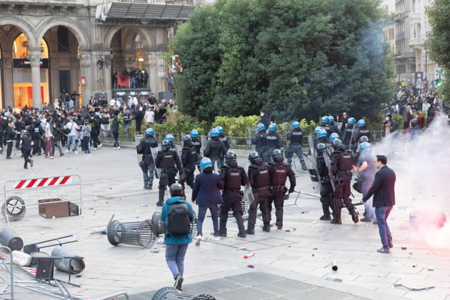 IPA89812321 - Milan, October 17, 2026: Italia in Piazza demonstration; violent clashes between police and the student movement Copyright: xFrancescoxEnriquezx xFrancescoxEnriquezx IPA89812321