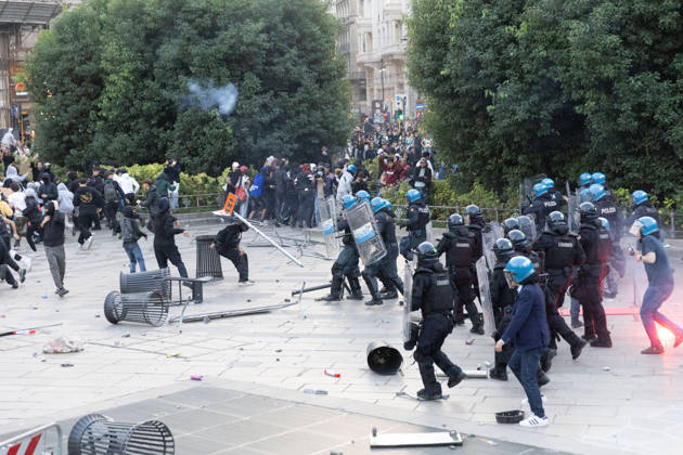 IPA89812329 - Milan, October 17, 2026: Italia in Piazza demonstration; violent clashes between police and the student movement  Copyright: xFrancescoxEnriquezx xFrancescoxEnriquezx IPA89812329