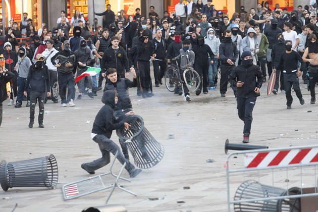IPA89812331 - Milan, October 17, 2026: Italia in Piazza demonstration; violent clashes between police and the student movement  Copyright: xFrancescoxEnriquezx xFrancescoxEnriquezx IPA89812331