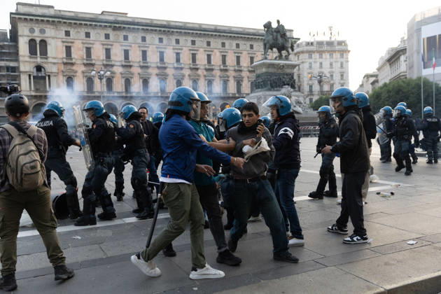 IPA89812361 - Milan, October 17, 2026: Italia in Piazza demonstration; violent clashes between police and the student movement  Copyright: xFrancescoxEnriquezx xFrancescoxEnriquezx IPA89812361