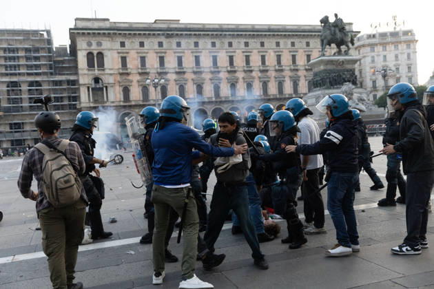 IPA89812363 - Milan, October 17, 2026: Italia in Piazza demonstration; violent clashes between police and the student movement  Copyright: xFrancescoxEnriquezx xFrancescoxEnriquezx IPA89812363