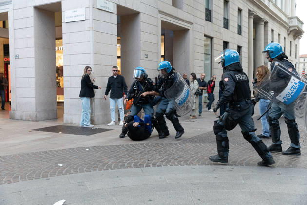 IPA89812388 - Milan, October 17, 2026: Italia in Piazza demonstration; violent clashes between police and the student movement  Copyright: xFrancescoxEnriquezx xFrancescoxEnriquezx IPA89812388