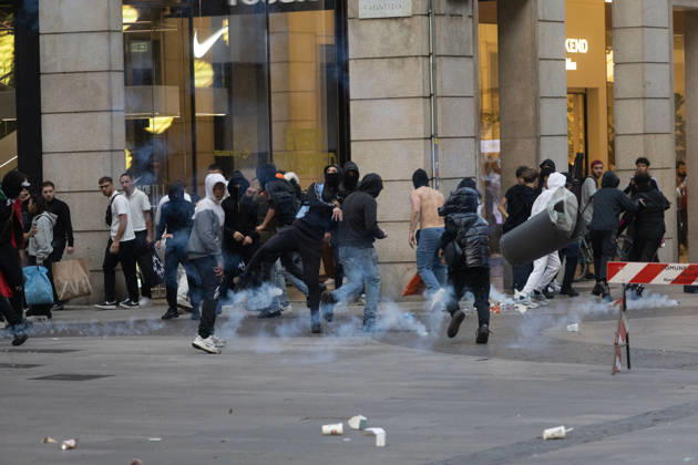 IPA89812397 - Milan, October 17, 2026: Italia in Piazza demonstration; violent clashes between police and the student movement  Copyright: xFrancescoxEnriquezx xFrancescoxEnriquezx IPA89812397