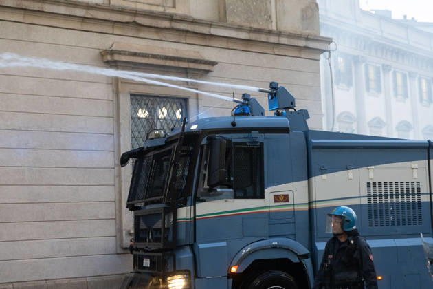 IPA89812254 - Milan, October 17, 2026: Italia in Piazza demonstration; violent clashes between police and the student movement  Copyright: xFrancescoxEnriquezx xFrancescoxEnriquezx IPA89812254