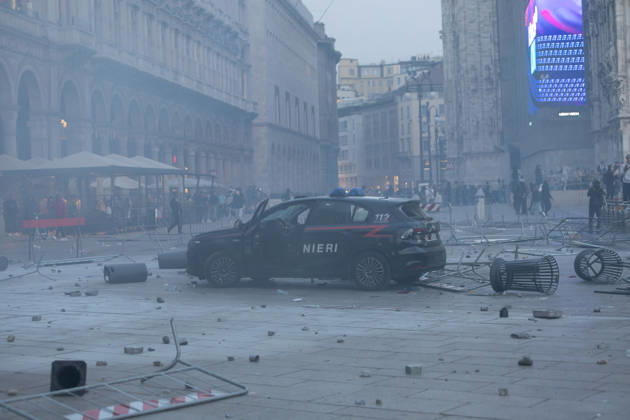 IPA89812266 - Milan, October 17, 2026: Italia in Piazza demonstration; violent clashes between police and the student movement  Copyright: xFrancescoxEnriquezx xFrancescoxEnriquezx IPA89812266