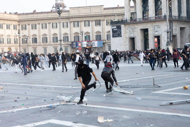 IPA89812293 - Milan, October 17, 2026: Italia in Piazza demonstration; violent clashes between police and the student movement  Copyright: xFrancescoxEnriquezx xFrancescoxEnriquezx IPA89812293