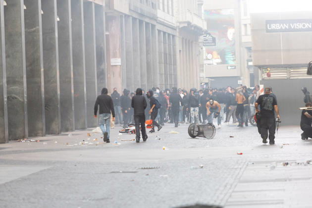 IPA89812377 - Milan, October 17, 2026: Italia in Piazza demonstration; violent clashes between police and the student movement  Copyright: xFrancescoxEnriquezx xFrancescoxEnriquezx IPA89812377