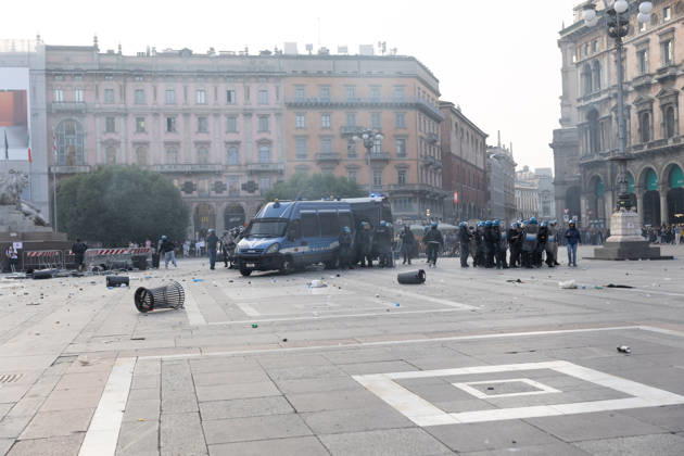IPA89812404 - Milan, October 17, 2026: Italia in Piazza demonstration; violent clashes between police and the student movement  Copyright: xFrancescoxEnriquezx xFrancescoxEnriquezx IPA89812404