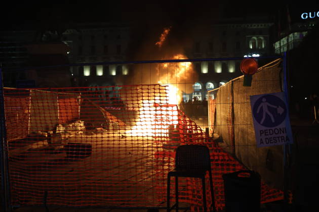 RECORD DATE NOT STATED IPA89813371 - Milan, October 17, 2026: Italia in Piazza demonstration; violent clashes between police and the student movement; a construction site in Piazza Duomo set on fire  Copyright: xx xFrancescoxEnriquezx IPA89813371.jpeg
