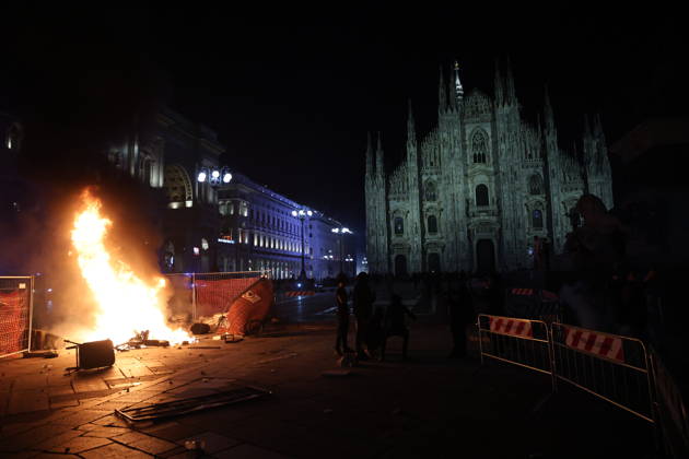 RECORD DATE NOT STATED IPA89813374 - Milan, October 17, 2026: Italia in Piazza demonstration; violent clashes between police and the student movement; a construction site in Piazza Duomo set on fire  Copyright: xx xFrancescoxEnriquezx IPA89813374.jpeg