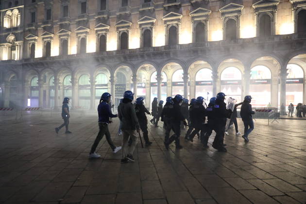 RECORD DATE NOT STATED IPA89813355 - Milan, October 17, 2026: Italia in Piazza demonstration; violent clashes between police and the student movement; a construction site in Piazza Duomo set on fire  Copyright: xx xFrancescoxEnriquezx IPA89813355.jpeg