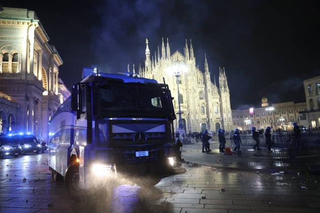 RECORD DATE NOT STATED IPA89813359 - Milan, October 17, 2026: Italia in Piazza demonstration; violent clashes between police and the student movement; a construction site in Piazza Duomo set on fire  Copyright: xx xFrancescoxEnriquezx IPA89813359.jpeg