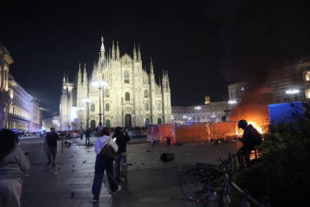 RECORD DATE NOT STATED IPA89813361 - Milan, October 17, 2026: Italia in Piazza demonstration; violent clashes between police and the student movement; a construction site in Piazza Duomo set on fire  Copyright: xx xFrancescoxEnriquezx IPA89813361.jpeg