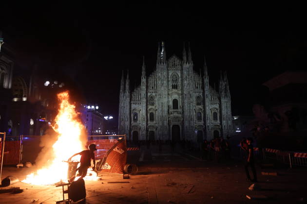 RECORD DATE NOT STATED IPA89813383 - Milan, October 17, 2026: Italia in Piazza demonstration; violent clashes between police and the student movement; a construction site in Piazza Duomo set on fire  Copyright: xx xFrancescoxEnriquezx IPA89813383.jpeg