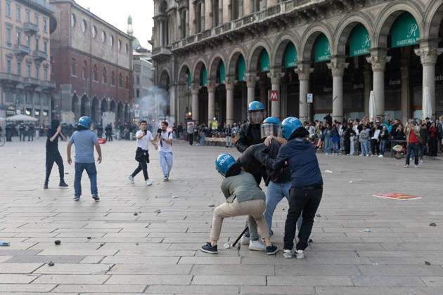 IPA89816520 - Milan, October 17, 2026: Italia in Piazza demonstration; violent clashes between police and the student movement Copyright: xFrancescoxEnriquezx xFrancescoxEnriquezx IPA89816520