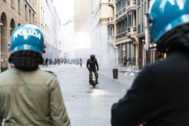 IPA89816614 - Milan, October 17, 2026: Italia in Piazza demonstration; violent clashes between police and the student movement Copyright: xFrancescoxEnriquezx xFrancescoxEnriquezx IPA89816614