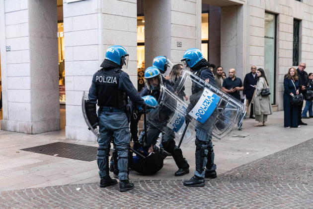 IPA89816680 - Milan, October 17, 2026: Italia in Piazza demonstration; violent clashes between police and the student movement Copyright: xFrancescoxEnriquezx xFrancescoxEnriquezx IPA89816680