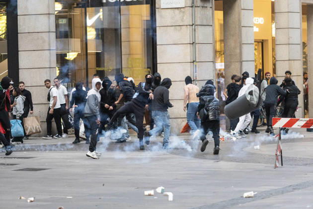 IPA89816712 - Milan, October 17, 2026: Italia in Piazza demonstration; violent clashes between police and the student movement Copyright: xFrancescoxEnriquezx xFrancescoxEnriquezx IPA89816712