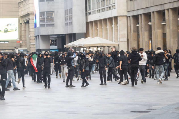 IPA89816719 - Milan, October 17, 2026: Italia in Piazza demonstration; violent clashes between police and the student movement Copyright: xFrancescoxEnriquezx xFrancescoxEnriquezx IPA89816719