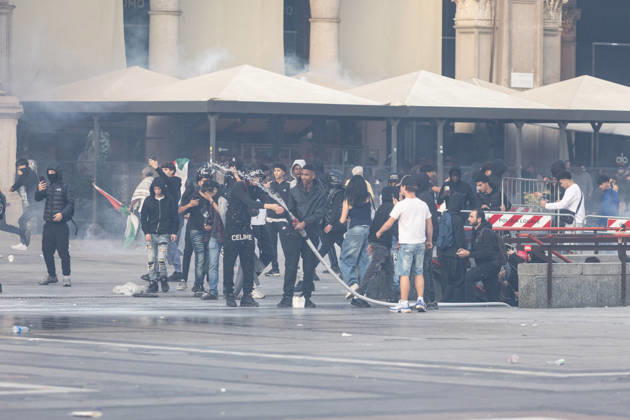 IPA89816751 - Milan, October 17, 2026: Italia in Piazza demonstration; violent clashes between police and the student movement Copyright: xFrancescoxEnriquezx xFrancescoxEnriquezx IPA89816751