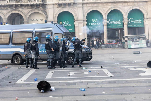 IPA89816759 - Milan, October 17, 2026: Italia in Piazza demonstration; violent clashes between police and the student movement Copyright: xFrancescoxEnriquezx xFrancescoxEnriquezx IPA89816759
